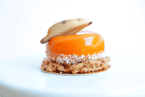 Mousse de caramelo con mango maracuyá