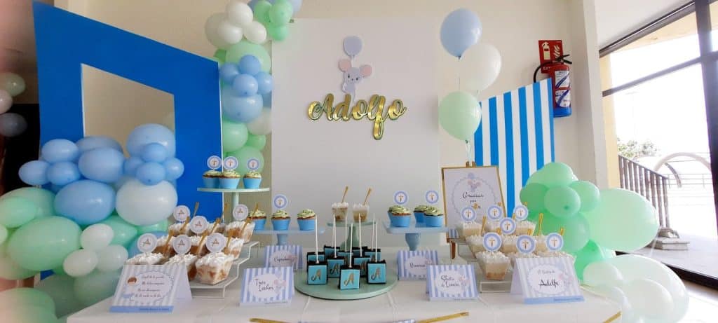mesa de dulces en evento con tarta tres leches para bautizo