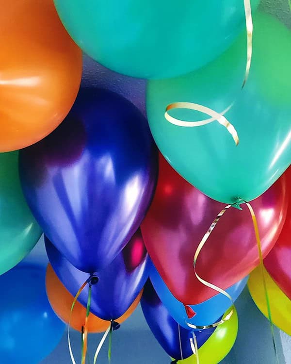 globos al techo multicolor